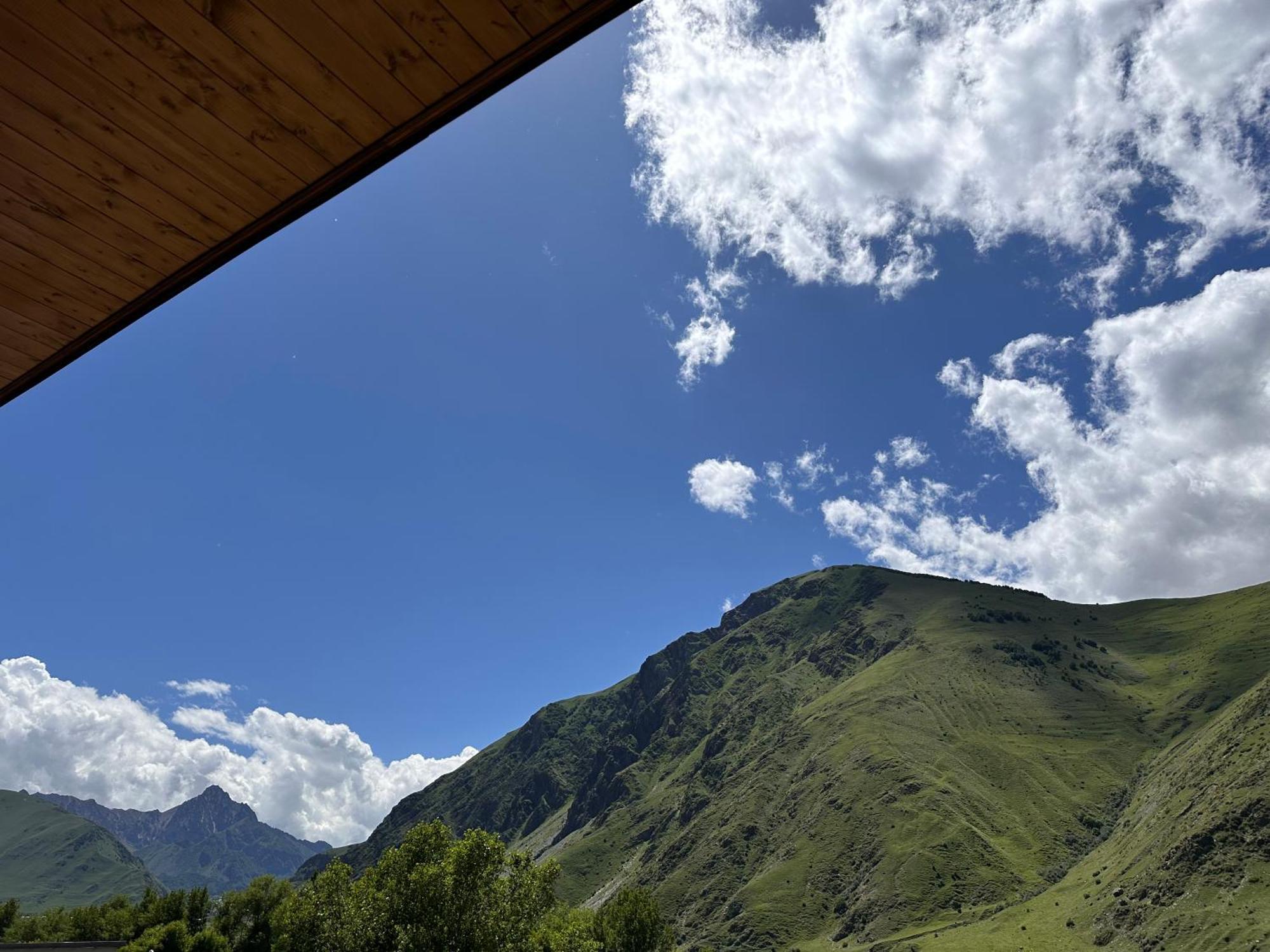 Hotel Mountime Kazbegi Ngoại thất bức ảnh