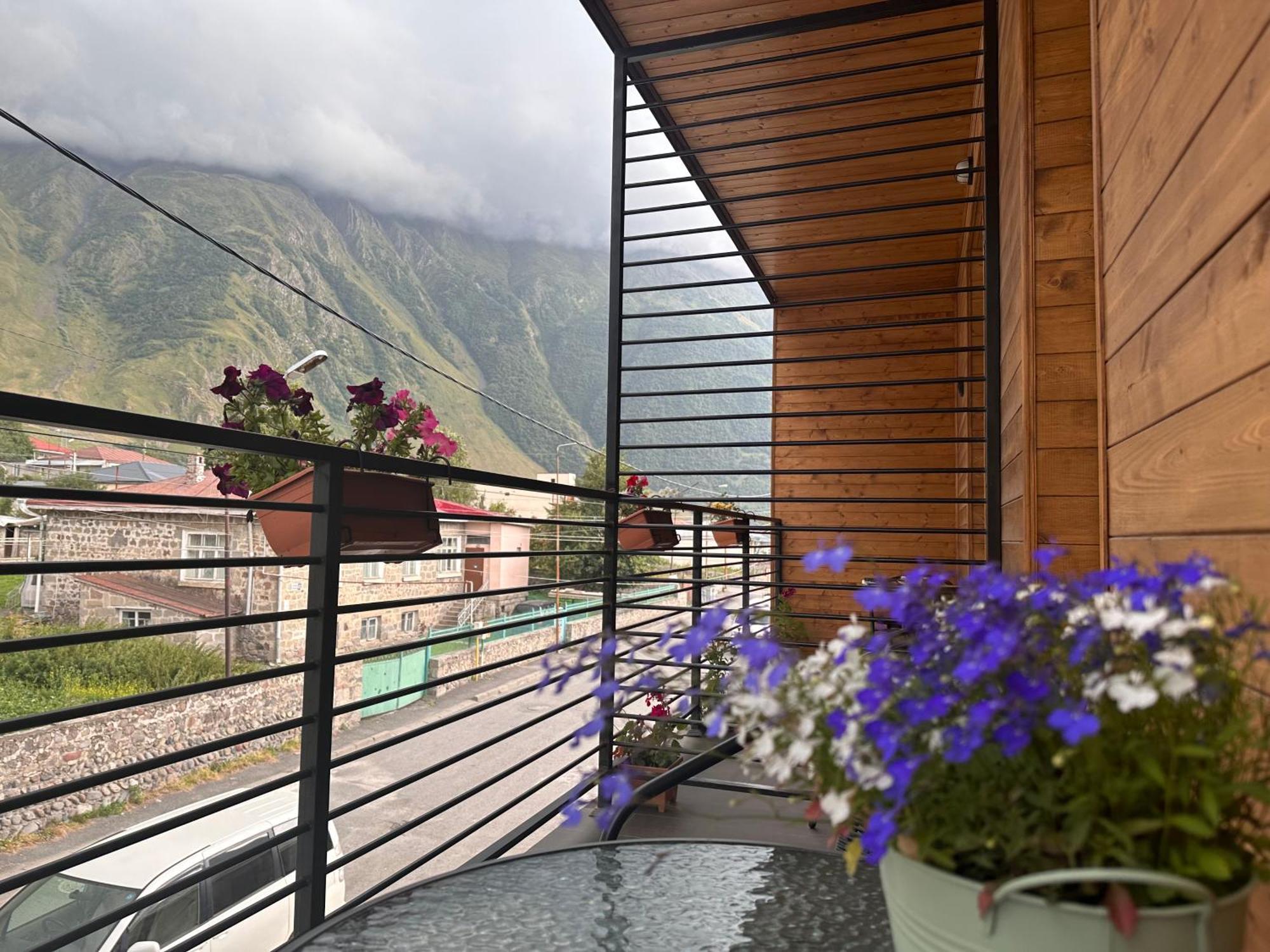 Hotel Mountime Kazbegi Ngoại thất bức ảnh