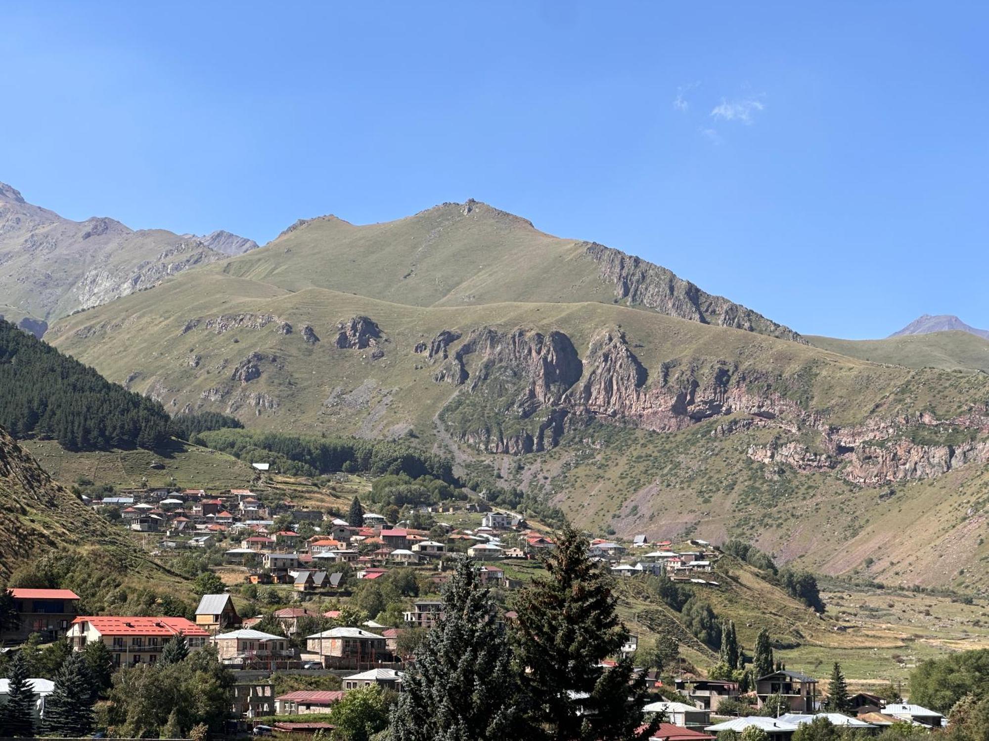 Hotel Mountime Kazbegi Ngoại thất bức ảnh